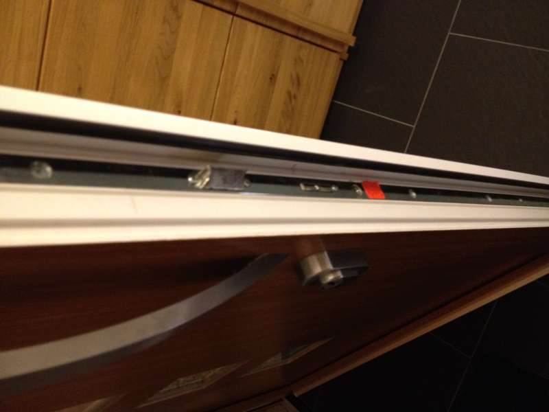 BAU.DE / BAU-Forum: 1. Bild zu Frage "K&ouml;mmerling Kunststofft&uuml;r: Riss im T&uuml;rfl&uuml;gel &ndash; Optischer oder technischer Mangel? Ursachen & L&ouml;sungen" im BAU-Forum "Fenster und Au&szlig;ent&uuml;ren"