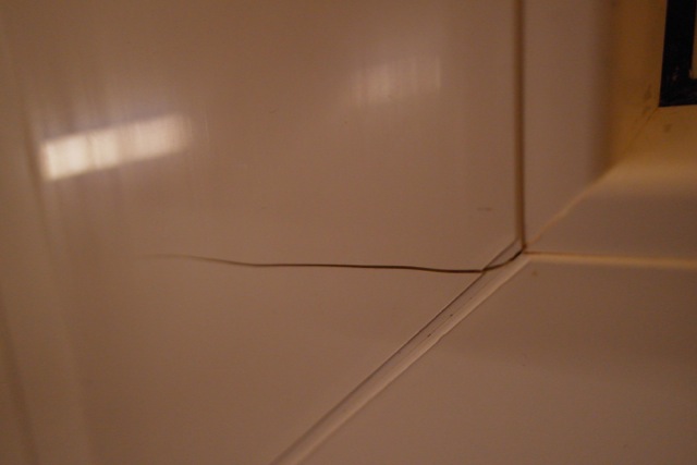 BAU.DE / BAU-Forum: 2. Bild zu Frage "K&ouml;mmerling Kunststofft&uuml;r: Riss im T&uuml;rfl&uuml;gel &ndash; Optischer oder technischer Mangel? Ursachen & L&ouml;sungen" im BAU-Forum "Fenster und Au&szlig;ent&uuml;ren"