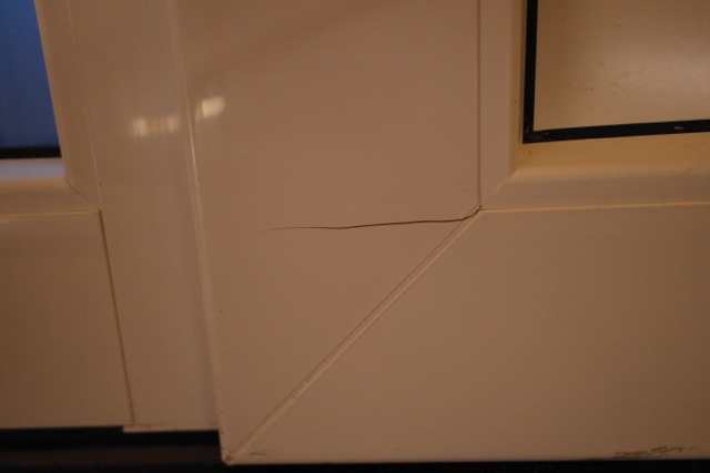 BAU.DE / BAU-Forum: 3. Bild zu Frage "K&ouml;mmerling Kunststofft&uuml;r: Riss im T&uuml;rfl&uuml;gel &ndash; Optischer oder technischer Mangel? Ursachen & L&ouml;sungen" im BAU-Forum "Fenster und Au&szlig;ent&uuml;ren"