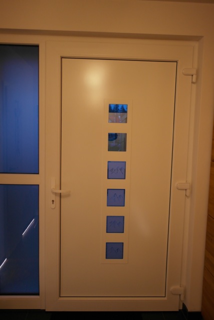 BAU.DE / BAU-Forum: 4. Bild zu Frage "K&ouml;mmerling Kunststofft&uuml;r: Riss im T&uuml;rfl&uuml;gel &ndash; Optischer oder technischer Mangel? Ursachen & L&ouml;sungen" im BAU-Forum "Fenster und Au&szlig;ent&uuml;ren"