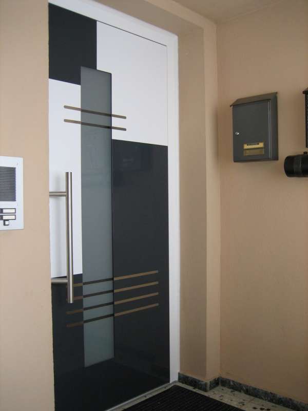 BAU.DE / BAU-Forum: 1. Bild zu Antwort "Kunststofft&uuml;r Riss: Innenwand &ndash; Stabilit&auml;t & Risikobewertung" auf die Frage "K&ouml;mmerling Kunststofft&uuml;r: Riss im T&uuml;rfl&uuml;gel &ndash; Optischer oder technischer Mangel? Ursachen & L&ouml;sungen" im BAU-Forum "Fenster und Au&szlig;ent&uuml;ren"