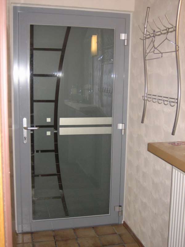 BAU.DE / BAU-Forum: 4. Bild zu Antwort "Kunststofft&uuml;r Riss: Innenwand &ndash; Stabilit&auml;t & Risikobewertung" auf die Frage "K&ouml;mmerling Kunststofft&uuml;r: Riss im T&uuml;rfl&uuml;gel &ndash; Optischer oder technischer Mangel? Ursachen & L&ouml;sungen" im BAU-Forum "Fenster und Au&szlig;ent&uuml;ren"