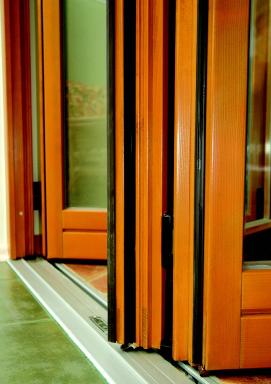 BAU.DE / BAU-Forum: 1. Bild zu Antwort "Ursachenforschung: Verformung an Hebe-Schiebet&uuml;r pr&uuml;fen" auf die Frage "Hebe-Schiebet&uuml;r undicht: Ursachen, W&auml;rmeverluste & L&ouml;sungen f&uuml;r den Mittelsto&szlig;?" im BAU-Forum "Fenster und Au&szlig;ent&uuml;ren"