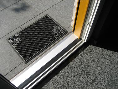 BAU.DE / BAU-Forum: 2. Bild zu Antwort "Ursachenforschung: Verformung an Hebe-Schiebet&uuml;r pr&uuml;fen" auf die Frage "Hebe-Schiebet&uuml;r undicht: Ursachen, W&auml;rmeverluste & L&ouml;sungen f&uuml;r den Mittelsto&szlig;?" im BAU-Forum "Fenster und Au&szlig;ent&uuml;ren"