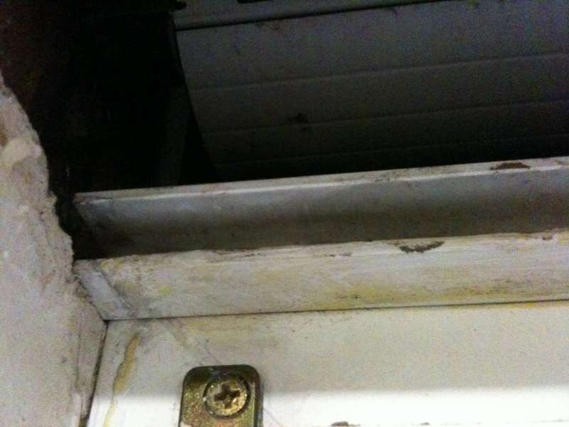 BAU.DE / BAU-Forum: 2. Bild zu Frage "Rollokasten Deckel offen aber wie Halterung abbauen?" im BAU-Forum "Fenster und Au&szlig;ent&uuml;ren"