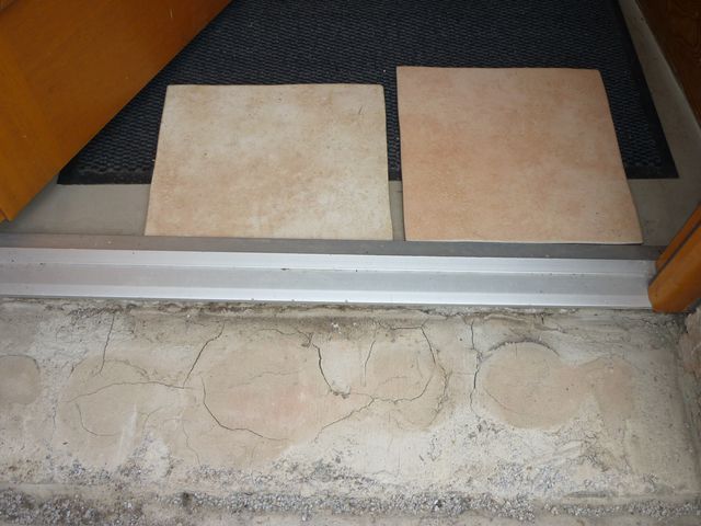 BAU.DE / BAU-Forum: 3. Bild zu Antwort "Wie Haust&uuml;rschwelle abdichten?" auf die Frage "Haust&uuml;rschwelle abdichten: Anleitung, Materialien & Kosten f&uuml;r optimale Dichtung?" im BAU-Forum "Fenster und Au&szlig;ent&uuml;ren"