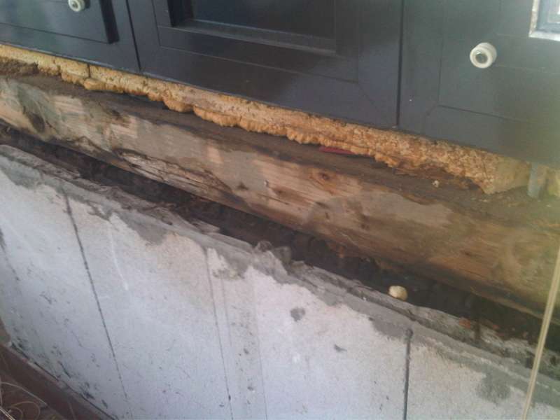 BAU.DE / BAU-Forum: 1. Bild zu Frage "undichte Fenster Altbau &nbsp;-&nbsp; Wasserablaufschlitze" im BAU-Forum "Fenster und Au&szlig;ent&uuml;ren"