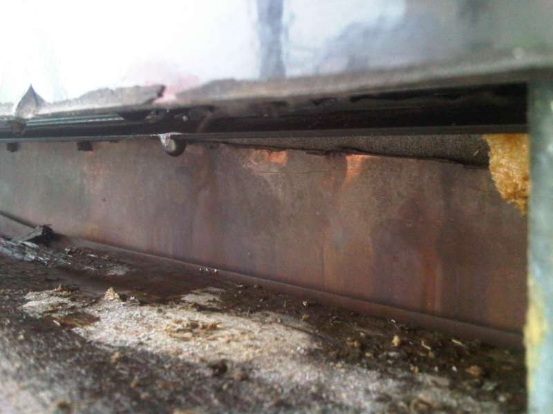 BAU.DE / BAU-Forum: 2. Bild zu Frage "undichte Fenster Altbau &nbsp;-&nbsp; Wasserablaufschlitze" im BAU-Forum "Fenster und Au&szlig;ent&uuml;ren"