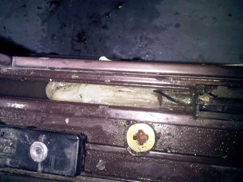 BAU.DE / BAU-Forum: 1. Bild zu Antwort "jetzt nochmal mit Bildern : o)" auf die Frage "Undichte Fenster im Altbau: Ursachen, Reparatur & Kosten f&uuml;r Wasserablaufschlitze?" im BAU-Forum "Fenster und Au&szlig;ent&uuml;ren"