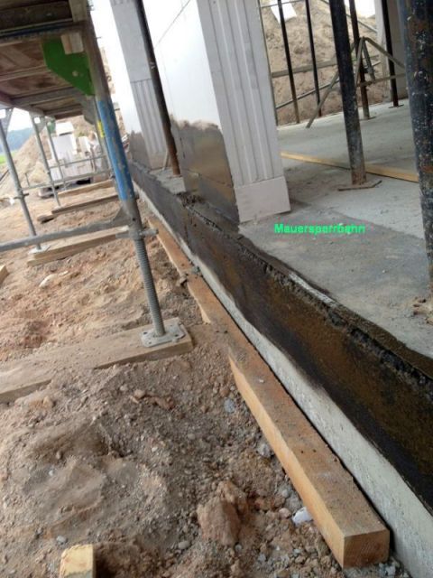 BAU.DE / BAU-Forum: 1. Bild zu Frage "Bitumenbahn unter Bodentiefe Fenster ziehen" im BAU-Forum "Fenster und Au&szlig;ent&uuml;ren"