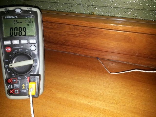 BAU.DE / BAU-Forum: 1. Bild zu Frage "Zugluft zwischen Fensterrahmen und Fensterbank: Ursachen, Abdichtung & Kosten?" im BAU-Forum "Fenster und Au&szlig;ent&uuml;ren"