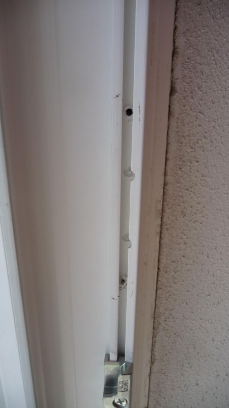 BAU.DE / BAU-Forum: 1. Bild zu Frage "Bohrungen im Rahmen der Balkontüre" im BAU-Forum "Fenster und Außentüren" BAU.DE / BAU-Forum: 1. Bild zu Frage "Bohrungen im Rahmen der Balkontüre" im BAU-Forum "Fenster und Außentüren"