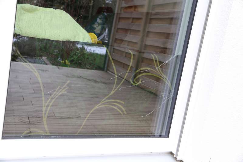 BAU.DE / BAU-Forum: 1. Bild zu Frage "Risse in Fensterscheibe innen: Ursachenforschung, Risiken & Sofortma&szlig;nahmen?" im BAU-Forum "Fenster und Au&szlig;ent&uuml;ren"