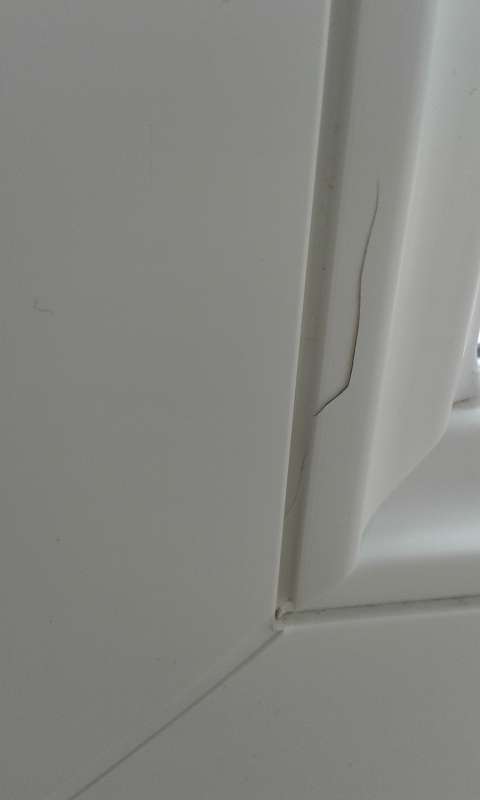 BAU.DE / BAU-Forum: 1. Bild zu Frage "Riss im Fenster-Fl&uuml;gelrahmen" im BAU-Forum "Fenster und Au&szlig;ent&uuml;ren"