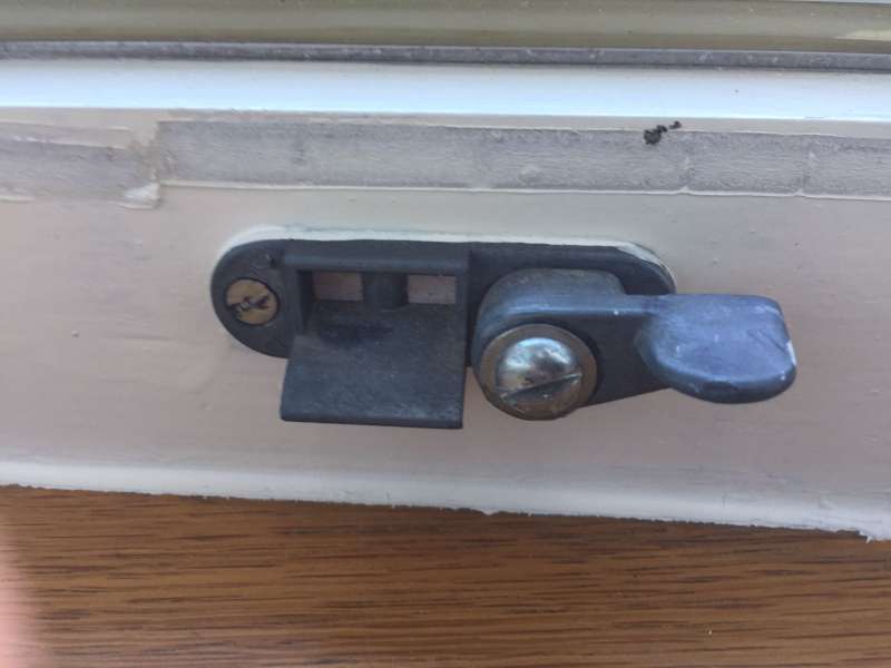 BAU.DE / BAU-Forum: 1. Bild zu Frage "Bitte um Identifizierung eines Fenster-Beschlags. Wo bekomme ich Ersatz?" im BAU-Forum "Fenster und Au&szlig;ent&uuml;ren"