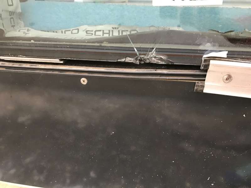 BAU.DE / BAU-Forum: 1. Bild zu Antwort "Fotos Fensterscheibe" auf die Frage "Riss in Fensterscheibe Neubau: Wer haftet? Ursachen, Abnahme & Rechte als Bauherr" im BAU-Forum "Fenster und Au&szlig;ent&uuml;ren"