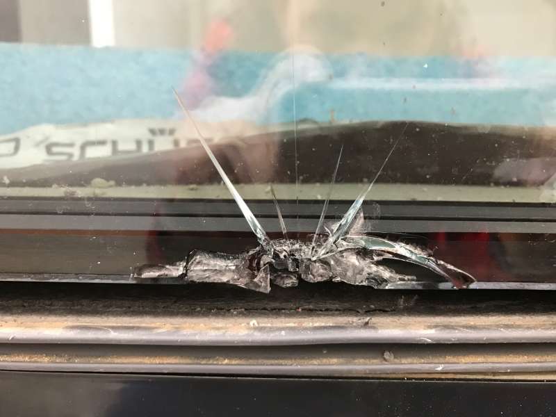 BAU.DE / BAU-Forum: 2. Bild zu Antwort "Fotos Fensterscheibe" auf die Frage "Riss in Fensterscheibe Neubau: Wer haftet? Ursachen, Abnahme & Rechte als Bauherr" im BAU-Forum "Fenster und Au&szlig;ent&uuml;ren"