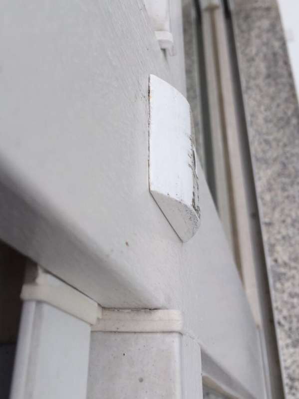 BAU.DE / BAU-Forum: 1. Bild zu Frage "Rollladen sitzt auf Abstandshalter auf" im BAU-Forum "Fenster und Au&szlig;ent&uuml;ren"