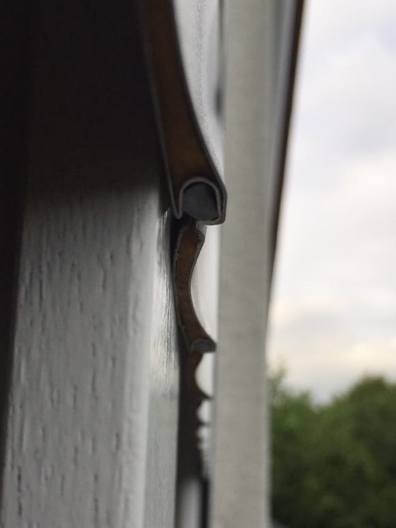 BAU.DE / BAU-Forum: 2. Bild zu Frage "Rollladen sitzt auf Abstandshalter auf" im BAU-Forum "Fenster und Au&szlig;ent&uuml;ren"