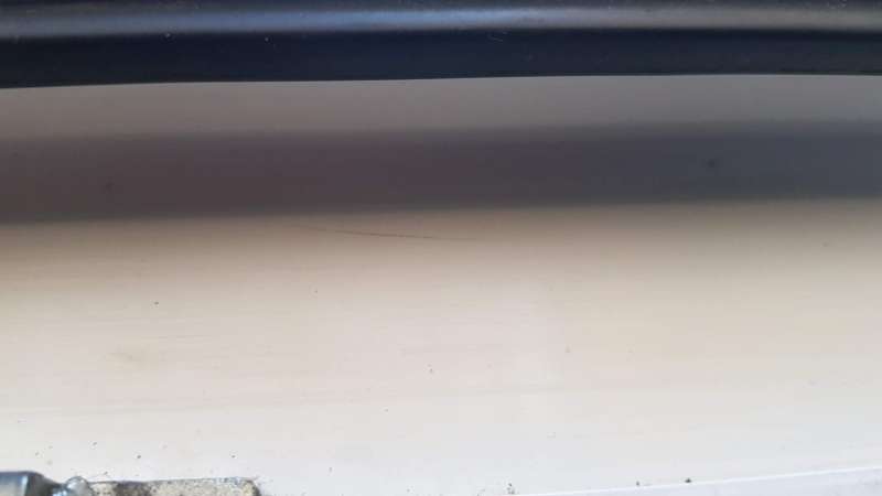 BAU.DE / BAU-Forum: 1. Bild zu Frage "Riss oder Kratzer in Balkont&uuml;rrahmen" im BAU-Forum "Fenster und Au&szlig;ent&uuml;ren"