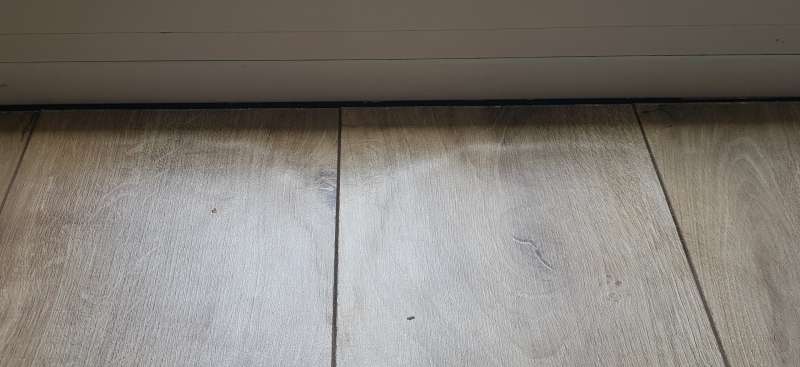 BAU.DE / BAU-Forum: 2. Bild zu Frage "Riss oder Kratzer in Balkont&uuml;rrahmen" im BAU-Forum "Fenster und Au&szlig;ent&uuml;ren"