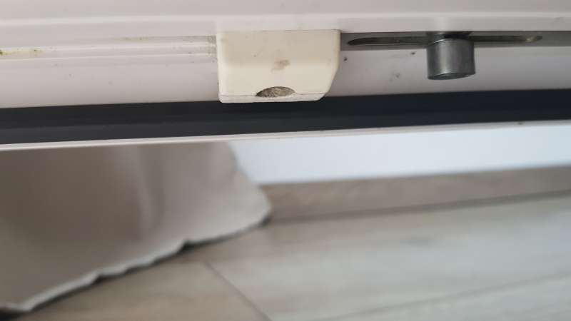 BAU.DE / BAU-Forum: 2. Bild zu Frage "Ecklager justieren: Ursachen für Streifen, Lösungen & Fachmann-Tipps" im BAU-Forum "Fenster und Außentüren" BAU.DE / BAU-Forum: 2. Bild zu Frage "Ecklager justieren: Ursachen für Streifen, Lösungen & Fachmann-Tipps" im BAU-Forum "Fenster und Außentüren"