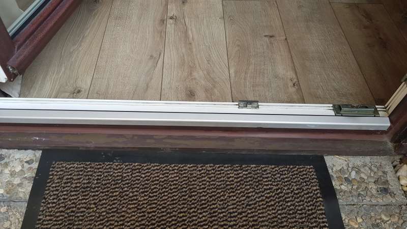 BAU.DE / BAU-Forum: 3. Bild zu Frage "Ecklager justieren: Ursachen für Streifen, Lösungen & Fachmann-Tipps" im BAU-Forum "Fenster und Außentüren" BAU.DE / BAU-Forum: 3. Bild zu Frage "Ecklager justieren: Ursachen für Streifen, Lösungen & Fachmann-Tipps" im BAU-Forum "Fenster und Außentüren"