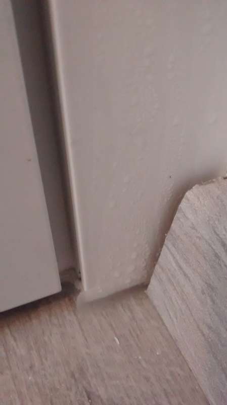 BAU.DE / BAU-Forum: 2. Bild zu Frage "Kondenswasser an Aluminium-Haust&uuml;r" im BAU-Forum "Fenster und Au&szlig;ent&uuml;ren"