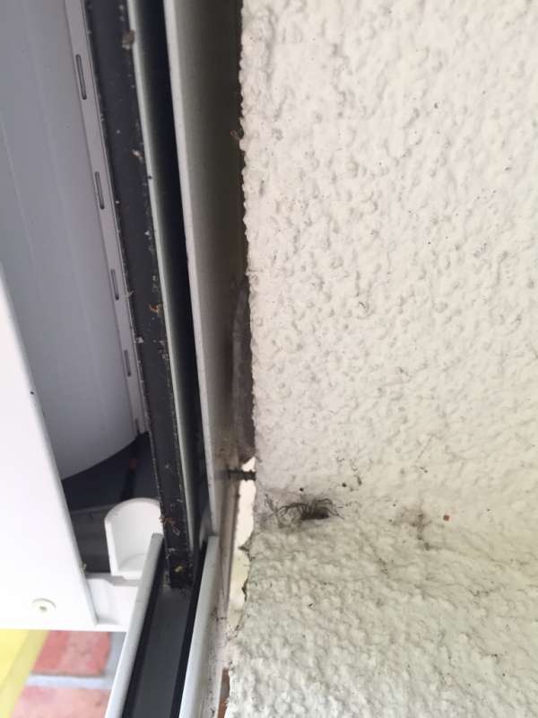 BAU.DE / BAU-Forum: 3. Bild zu Frage "L&ouml;sen der Seitenf&uuml;hrung Rollladen" im BAU-Forum "Fenster und Au&szlig;ent&uuml;ren"