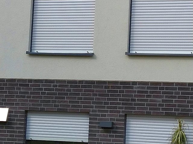 BAU.DE / BAU-Forum: 1. Bild zu Frage "Fensterbank schief eingebaut" im BAU-Forum "Fenster und Au&szlig;ent&uuml;ren"