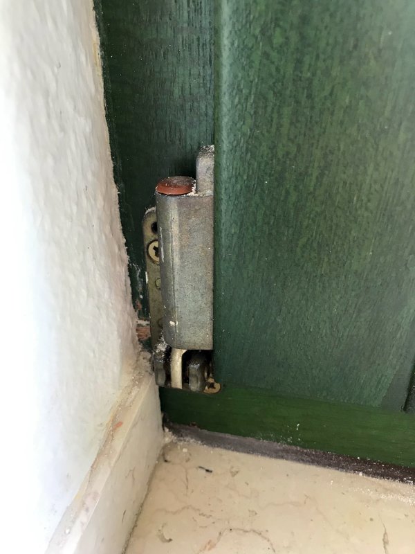 BAU.DE / BAU-Forum: 1. Bild zu Frage "Kappen Fenster Scharniere" im BAU-Forum "Fenster und Au&szlig;ent&uuml;ren"