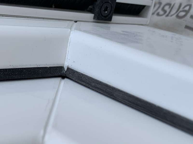 BAU.DE / BAU-Forum: 1. Bild zu Frage "Fenstereinbau &nbsp;-&nbsp; M&auml;ngel? (Dichtb&auml;nder, Rollo-Abschl&uuml;sse)" im BAU-Forum "Fenster und Au&szlig;ent&uuml;ren"