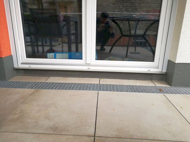 BAU.DE / BAU-Forum: 1. Bild zu Antwort "Entw&auml;sserungsrinne entlang der Fassade" auf die Frage "Terrassent&uuml;r Schwelle: Aufbau, Materialien, Abdichtung & Kosten im Vergleich?" im BAU-Forum "Fenster und Au&szlig;ent&uuml;ren"