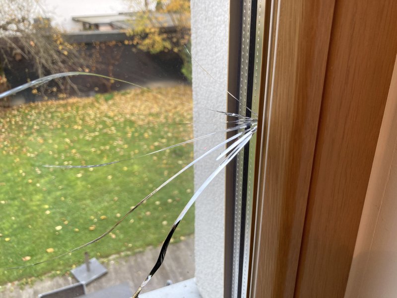 BAU.DE / BAU-Forum: 2. Bild zu Frage "Risse in 3-fach verglasten Scheiben nach Montage und Nutzung Innenplissees" im BAU-Forum "Fenster und Au&szlig;ent&uuml;ren"