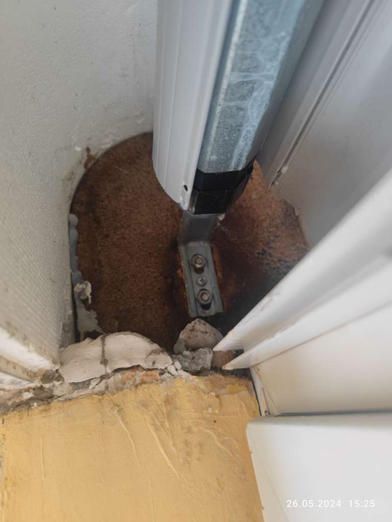 BAU.DE / BAU-Forum: 3. Bild zu Frage "Feuchtesch&auml;den Innenwand im Bereich der Roll&auml;denk&auml;sten" im BAU-Forum "Fenster und Au&szlig;ent&uuml;ren"