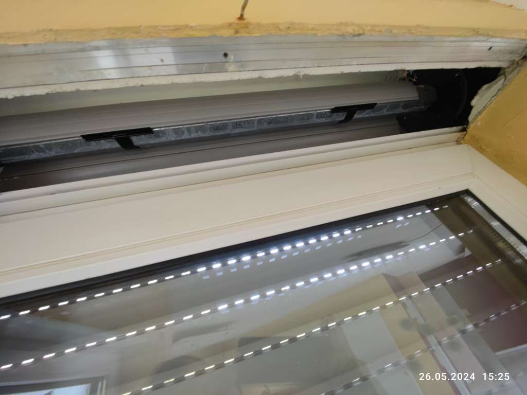 BAU.DE / BAU-Forum: 5. Bild zu Frage "Feuchtesch&auml;den Innenwand im Bereich der Roll&auml;denk&auml;sten" im BAU-Forum "Fenster und Au&szlig;ent&uuml;ren"