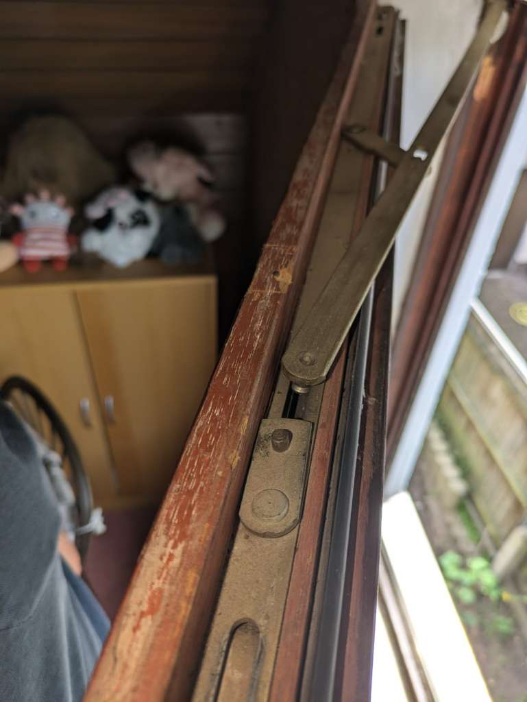 BAU.DE / BAU-Forum: 2. Bild zu Frage "Altes Holzfenster - Einstellung nicht m&ouml;glich?" im BAU-Forum "Fenster und Au&szlig;ent&uuml;ren"