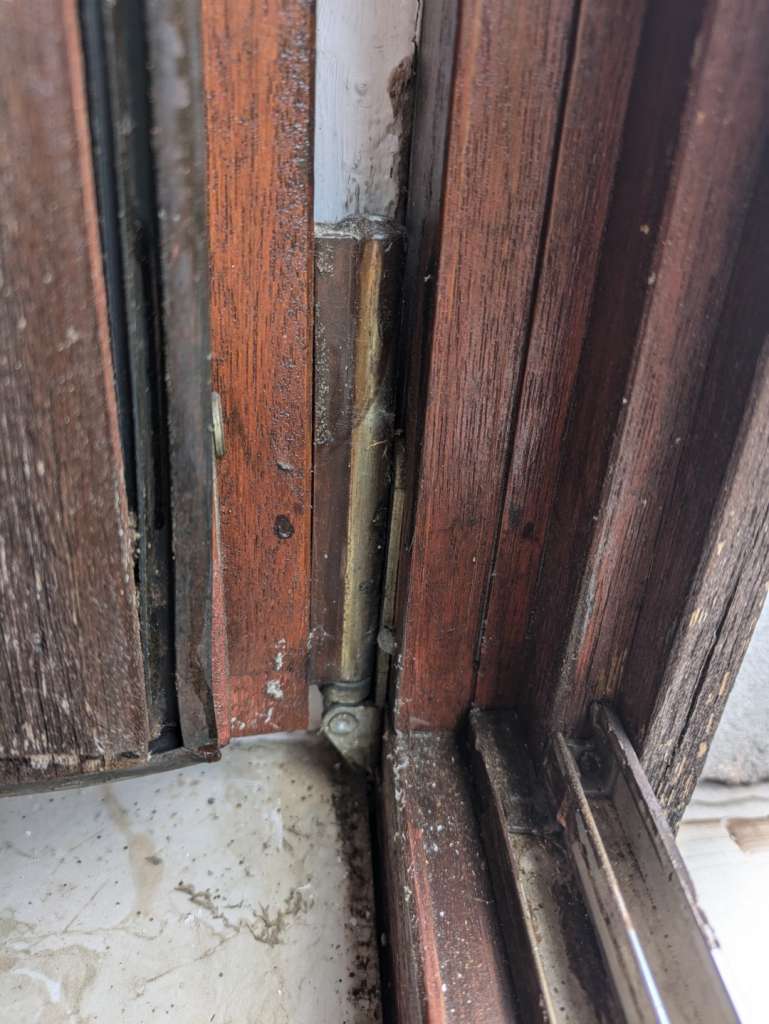 BAU.DE / BAU-Forum: 1. Bild zu Antwort "Weitere Bilder" auf die Frage "Altes Holzfenster einstellen: Ursachen, Optionen & Tipps zur Reparatur?" im BAU-Forum "Fenster und Au&szlig;ent&uuml;ren"