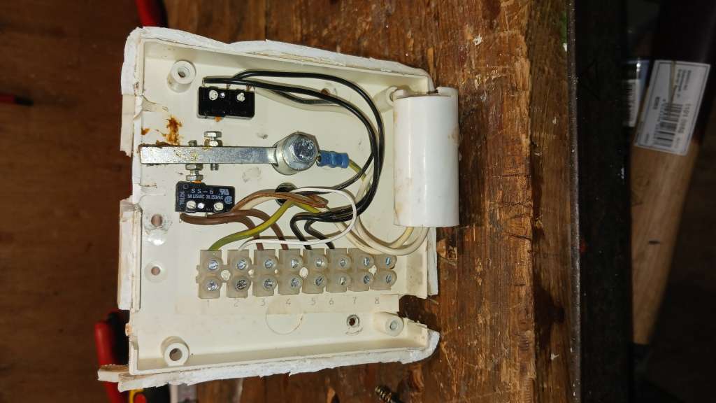 BAU.DE / BAU-Forum: 2. Bild zu Frage "Motor f&uuml;r Klappl&auml;den gesucht!" im BAU-Forum "Fenster und Au&szlig;ent&uuml;ren"