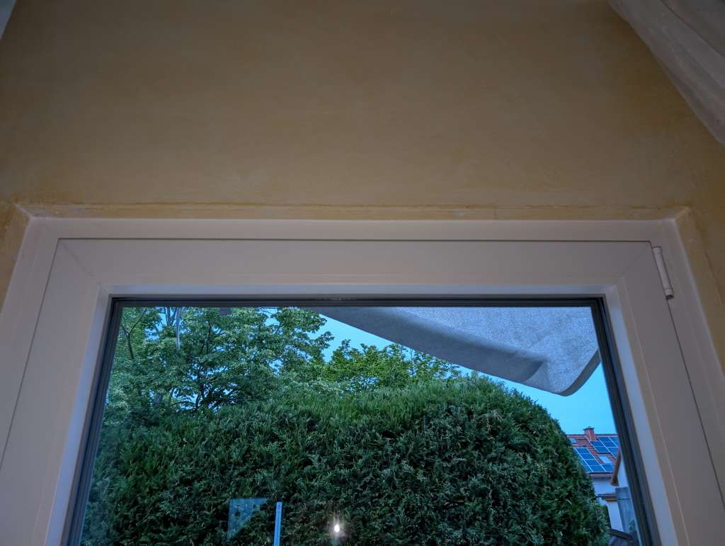 BAU.DE / BAU-Forum: 2. Bild zu Frage "Balkontür zu groß eingebaut: Akzeptabel oder Nachbesserung erforderlich?" im BAU-Forum "Fenster und Au&szlig;ent&uuml;ren"