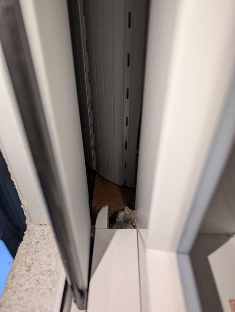 BAU.DE / BAU-Forum: 3. Bild zu Frage "Balkontür zu groß eingebaut: Akzeptabel oder Nachbesserung erforderlich?" im BAU-Forum "Fenster und Au&szlig;ent&uuml;ren"