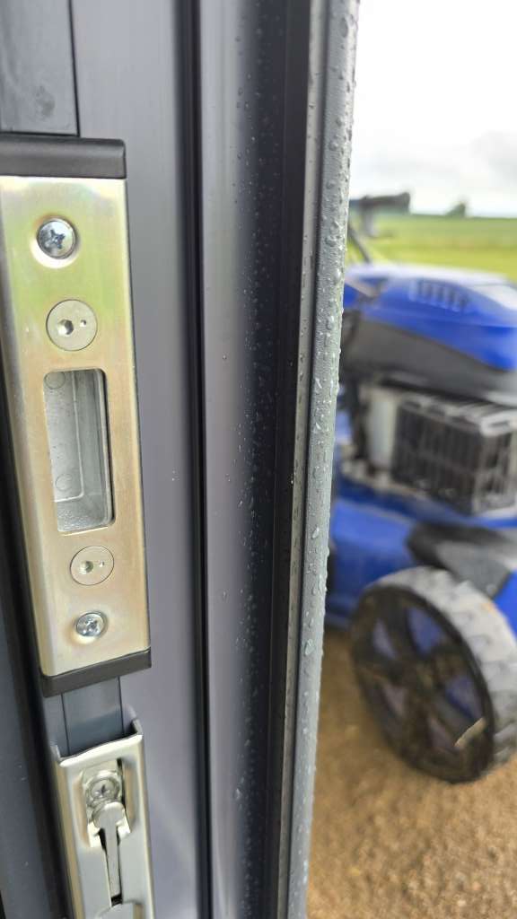 BAU.DE / BAU-Forum: 2. Bild zu Frage "Probleme mit Au&szlig;ent&uuml;ren: Einstellung, Dichtung und Wassereintritt" im BAU-Forum "Fenster und Au&szlig;ent&uuml;ren"