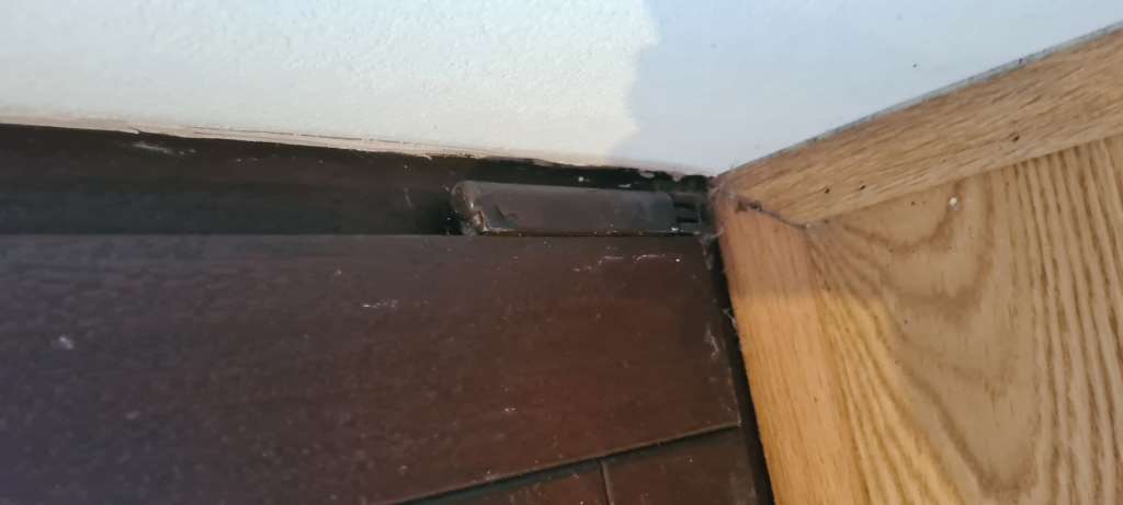 BAU.DE / BAU-Forum: 2. Bild zu Antwort "Roto Holzfenster &ndash; Anpressdruck: Zus&auml;tzliche Justierung an Au&szlig;enkanten" auf die Frage "Alte Holz-Roto-Fenster: Anpressdruck einstellen" im BAU-Forum "Fenster und Au&szlig;ent&uuml;ren"