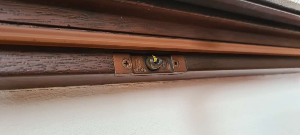 BAU.DE / BAU-Forum: 3. Bild zu Antwort "Roto Holzfenster &ndash; Anpressdruck: Zus&auml;tzliche Justierung an Au&szlig;enkanten" auf die Frage "Alte Holz-Roto-Fenster: Anpressdruck einstellen" im BAU-Forum "Fenster und Au&szlig;ent&uuml;ren"