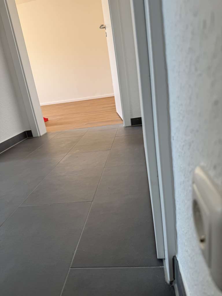 BAU.DE / BAU-Forum: 1. Bild zu Frage "Türspalt Wohnungseingangstür oben 6 mm: Schallschutz-Problem & Reklamation beim Vermieter?" im BAU-Forum "Fenster und Außentüren" BAU.DE / BAU-Forum: 1. Bild zu Frage "Türspalt Wohnungseingangstür oben 6 mm: Schallschutz-Problem & Reklamation beim Vermieter?" im BAU-Forum "Fenster und Außentüren"