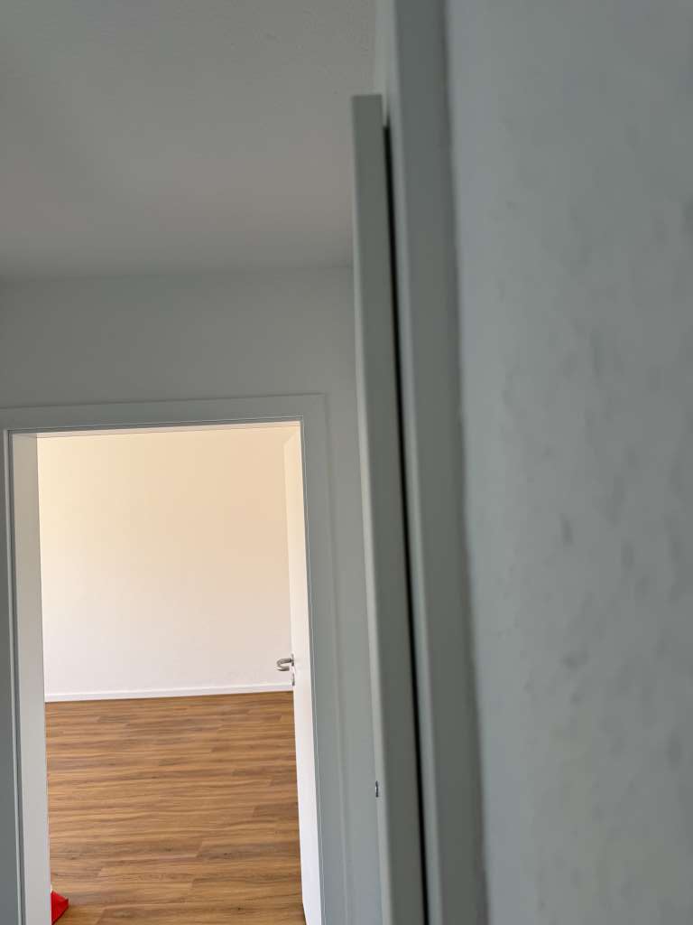 BAU.DE / BAU-Forum: 2. Bild zu Frage "Türspalt Wohnungseingangstür oben 6 mm: Schallschutz-Problem & Reklamation beim Vermieter?" im BAU-Forum "Fenster und Außentüren" BAU.DE / BAU-Forum: 2. Bild zu Frage "Türspalt Wohnungseingangstür oben 6 mm: Schallschutz-Problem & Reklamation beim Vermieter?" im BAU-Forum "Fenster und Außentüren"