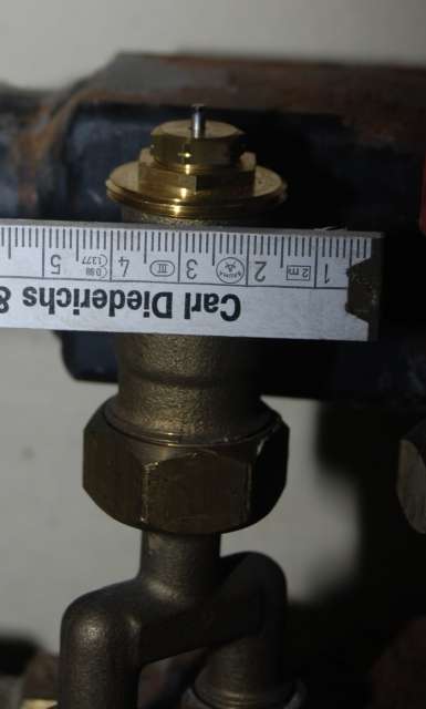 BAU.DE / BAU-Forum: 1. Bild zu Frage "Heizkreisverteiler Ventile identifizieren: Hersteller, System & passende Stellregler finden?" im BAU-Forum "Fu&szlig;bodenheizungen / Wandheizungen"