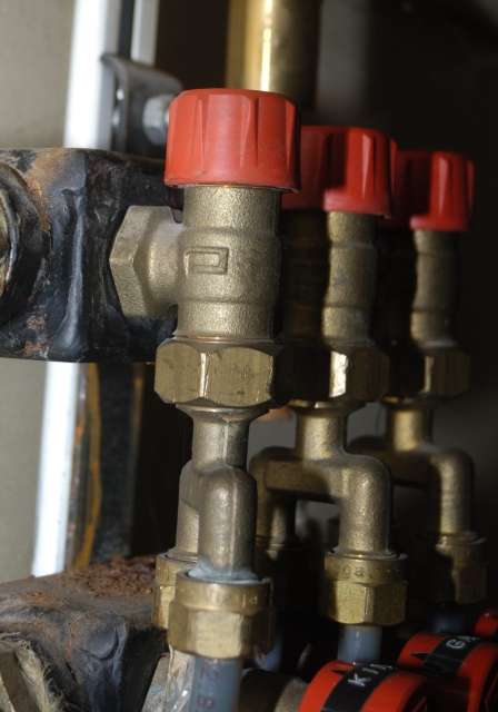 BAU.DE / BAU-Forum: 2. Bild zu Frage "Heizkreisverteiler Ventile identifizieren: Hersteller, System & passende Stellregler finden?" im BAU-Forum "Fu&szlig;bodenheizungen / Wandheizungen"