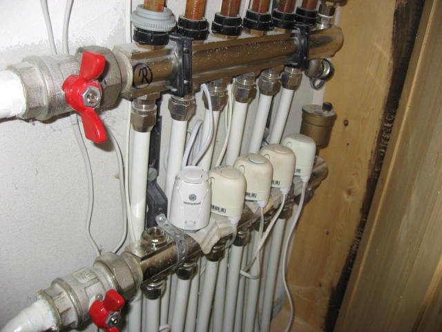 BAU.DE / BAU-Forum: 3. Bild zu Frage "Suche Ersatzteil (dichtbuchse) für Heizkreisverteiler" im BAU-Forum "Fußbodenheizungen / Wandheizungen" BAU.DE / BAU-Forum: 3. Bild zu Frage "Suche Ersatzteil (dichtbuchse) für Heizkreisverteiler" im BAU-Forum "Fußbodenheizungen / Wandheizungen"