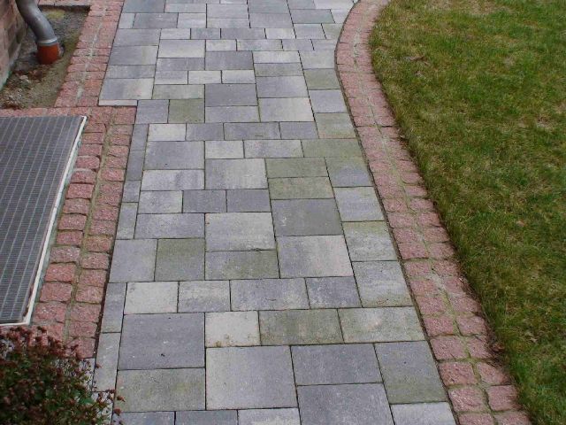 BAU.DE / BAU-Forum: 1. Bild zu Frage "Moosentfernung Pflastersteine: Wege & Garagen &ndash; Effektive Mittel, Risiken & Langzeitschutz?" im BAU-Forum "Rund um den Garten"